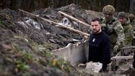 Volodymyr Zelenskyj under den rundtur som AP fick följa med på. Här i en skyttegrav i närheten av staden Sumy, i nordöstra Ukraina. 