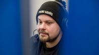 Mies tekemässä puhelin myyntityötä kuulokkeet päässään 