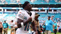 Miami Dolphinsin tähtipelaaja Tyreek Hill juhli voittoa Jacksonville Jaguarsista NFL-kauden avauskierroksella.