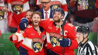 Aleksander Barkov ja Matthew Tkachuk juhlivat mestaruutta.