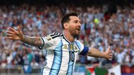 Lionel Messi tuulettaa maaliaan Algeriaa vastaan.