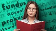 Nainen sivistyssanakirjan kanssa