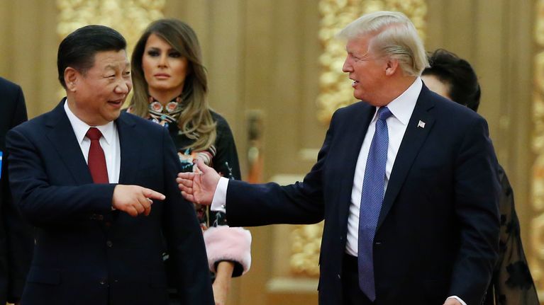 Xi ja Trump tervehtivät toisiaan Kiinassa vuonna 2017.
