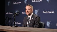 Päävalmentaja Tuomas Iisalo hymyili vapautuneesti Memphis Grizzliesin mediapäivänä toimittajien edessä 28.9. 2026.         