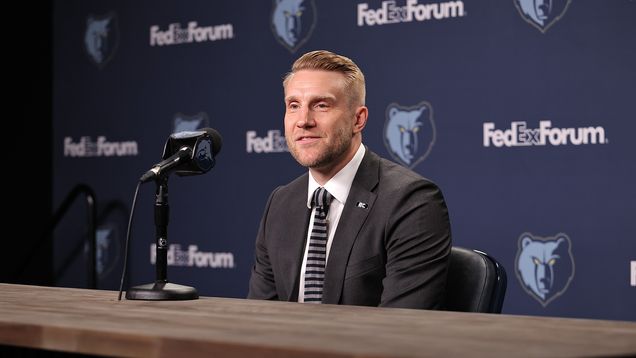 Päävalmentaja Tuomas Iisalo hymyili vapautuneesti Memphis Grizzliesin mediapäivänä toimittajien edessä 28.9. 2026.         