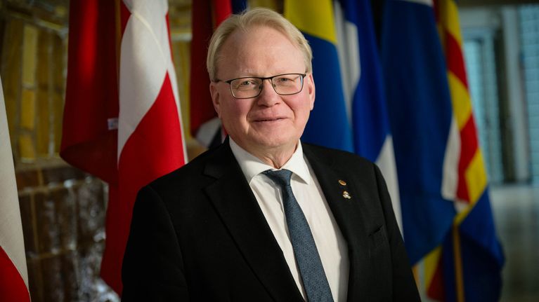 Peter Hultqvist i mörk kostym.