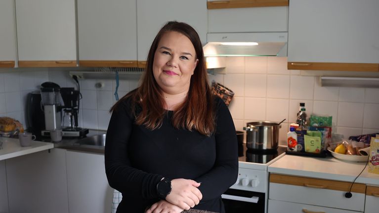 Jenni Ruponen oman asuntonsa keittiössä.