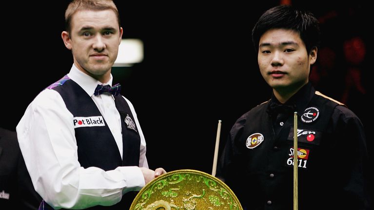 Tästä kaikki alkoi. Ding Junhui (oik.) kukisti vuoden 2005 Kiinan avointen finaalissa lajilegenda Stephen Hendryn (vas.) erin 9–5.