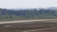 Finnairin ATR-matkustajakone laskeutumassa Joensuun lentokentälle.