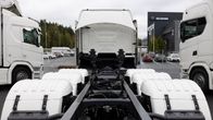 Keskeneräinen kuorma-auto seisoo autoliikkeen pihalla. 