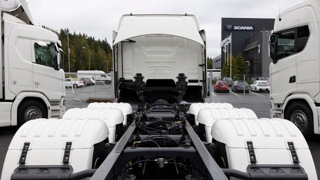 Keskeneräinen kuorma-auto seisoo autoliikkeen pihalla. 