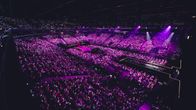 Täpötäysi Tampereen areena valaistuna violeteilla valoilla.