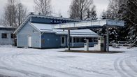 Huoltoasemarakennus ja polttoainemittarikenttä Kuopion Vartialassa.