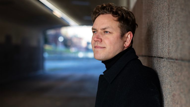 Jaakko Mustakallio seisoo tunnelissa ja katselee ohi kameran.