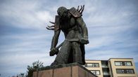 Hanna Pilve-Salmisen suunnittelema Lordi-viittaa Jätkänpatsaan päällä Rovaniemellä 16.5.2026.