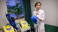 Läkaren Renske Altena förevisar medicinsk utrustning och håller i en blå hjälm.