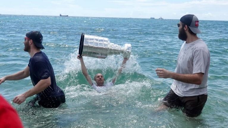 Stanley Cupin voittaneet pelaajat uivat pokaalin kanssa Antlantin valtameressä. 
