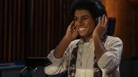 Jafaar Jackson, Michael Jacksonin veljenpoika, näyttelee popin kuningasta Michael-elokuvassa. Hän kuuntelee kuvassa hymyillen musiikkia kuulokkeista.
