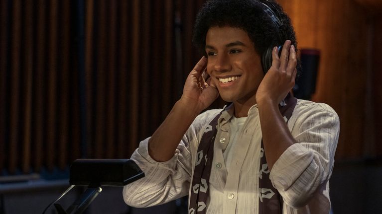 Jafaar Jackson, Michael Jacksonin veljenpoika, näyttelee popin kuningasta Michael-elokuvassa. Hän kuuntelee kuvassa hymyillen musiikkia kuulokkeista.