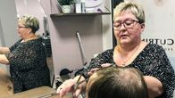 Parturi-kampaaja Heli Aho yrityksessään.