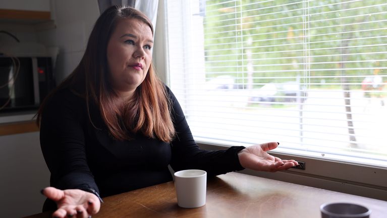 Jenni Ruponen oman asuntonsa keittiössä.