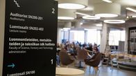 Itä-Suomen yliopiston opaskyltti Snellmania rakennuksen aulassa. 