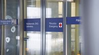 Kuopion yliopistollisen sairaalan päivystyksen ulko-ovi.