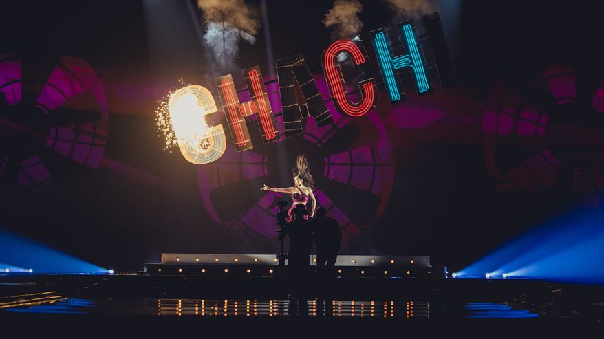 Chachi UMK-lavalla tanssimassa. Yläpuolella suuri teksti "CHACHI".