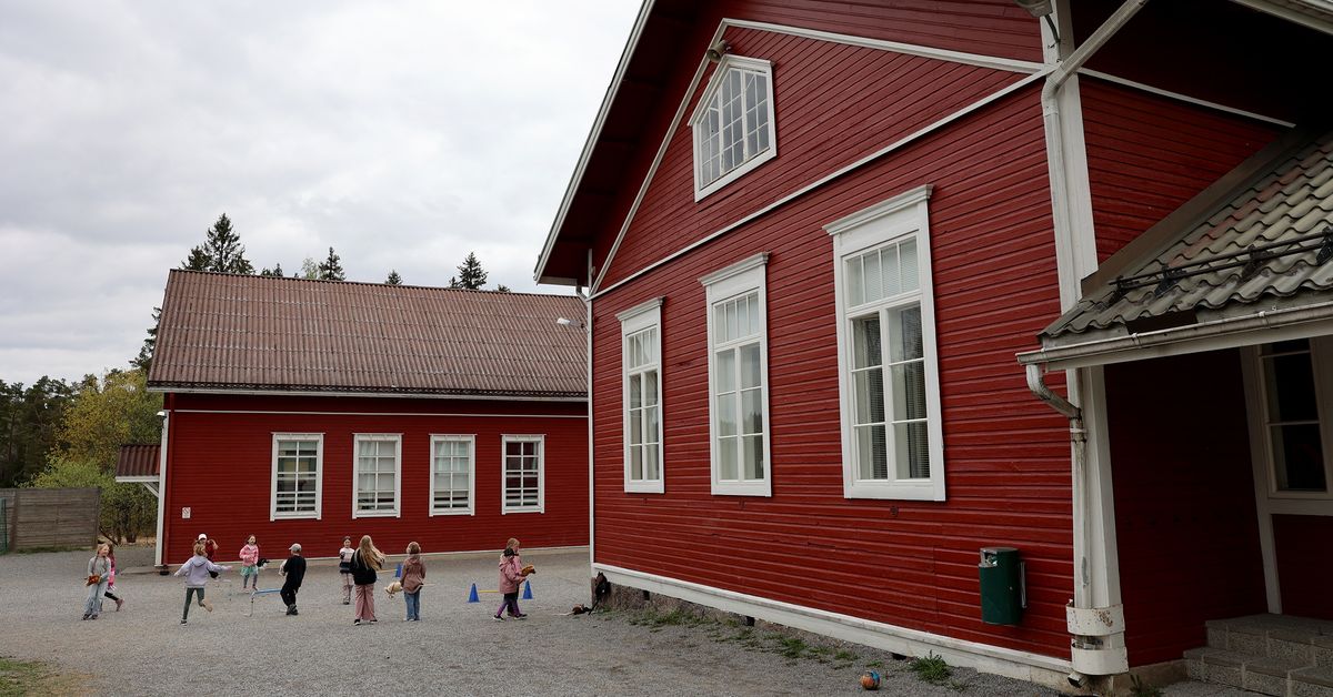 Köyhän lapsuuden kokenut nainen halusi auttaa kotikylän lapsia – pientä Karkun koulua käyneet saavat nyt isoja apurahoja
