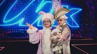UMK-juontajat Sami Sykkö ja Jorma Uotinen poseeraavaat vaaleissa esiintymisasuissaan UMK-lavalla.