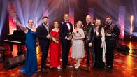 Tangomarkkinoiden finalistit poseeraavat iloisina lavalla.