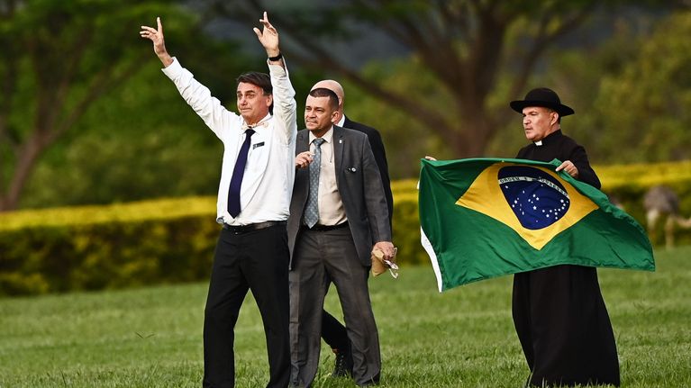 Brasilian presidentti Jair Bolsonaro tervehtii kannattajiaan joulukuussa 2022.