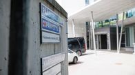 Opaskylttejä Kuopion yliopistollisen sairaalan alueella. Taustalla Kaarisairaalan ulko-ovi.