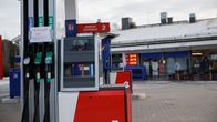Tuusniemen Teboil. Etualalla polttoainemittari, johon kiinnitetty lappu kertoo, ettei automaatti ole käytössä.