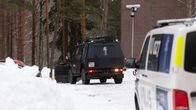 Poliisiautoja kerrostalon pihassa.