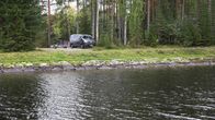 Poliisin pakettiauto ja venetraileri Neiturin kanavan rannalla.