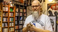 Jankku Blomgren-Vuong håller upp ett ZZ Top-brännjärn.