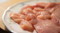 Raakoja kanan filepaloja lautasella