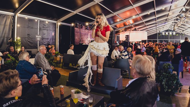 aliisa-syrj-esiintyy-vip-vieraille-uutiset-yle
