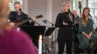 Nojatuolikirkon bändi ja artistivieras Kristiina Brask.