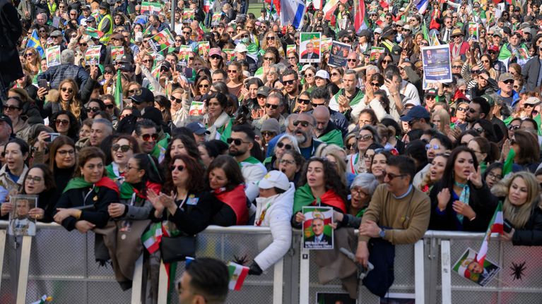 En stor folkmassa hyllar den iranske exilprinsen Reza Pahlavi.
