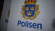 Polisskylt + tre kronor.