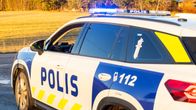 En polisbil vid en landsväg.