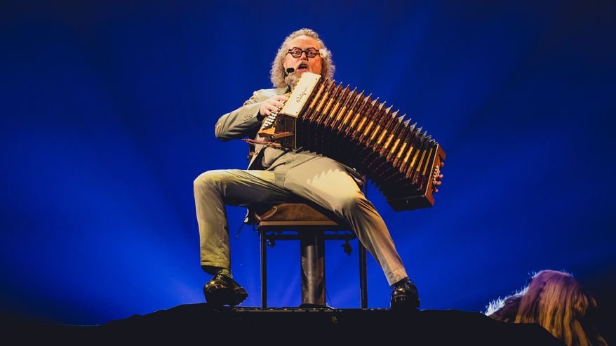 Antti Paalanen UMK-lavalla soittamassa haitaria. Tausta on sininen.