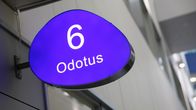 Odotustilan opaskyltti Kuopion yliopistollisen sairaalan aulassa.