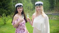 Cansu Özoglu ja Maiju Eronen kippistävät kuohuvaa.