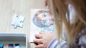 Lapsi tekee Frozen-palapeliä.