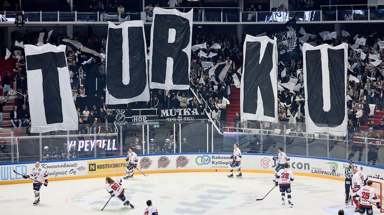 TPS:n kannattajat esittelivät tekemäänsä Turku-tifoa syyskuussa 2026. 