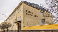En byggnad med texten Borgå Folkakademi på väggen.