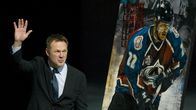 Claude Lemieux vilkuttaa, kun häntä kunnioitettiin alumnitapahtumassa Denverissä 16. tammikuuta 2010. 